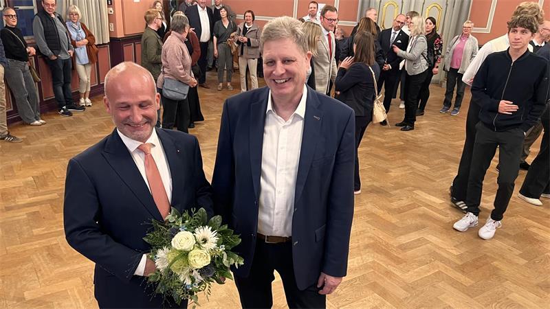 Ein erhabener Moment für den neugewählten Bürgermeister: Wahlleiter Carsten Brokelmann gratuliert im Königsmarcksaal des Alten Rathauses Kai Koeser (links).