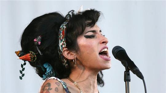 Ein erster Trailer zum Biopic über die 2011 gestorbene Soul-Ikone Amy Winehouse wurde veröffentlicht. Nach dem Album-Titel „Back to Black“ benannt, handelt der Film von den Anfängen und Erfolgen der Grammy-Gewinnerin und von ihrem bewegten Privatleben.