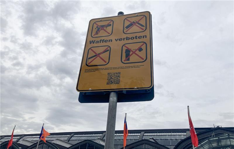 Ein erstes Hinweisschild zum Waffenverbot steht am Hamburger Hauptbahnhof.