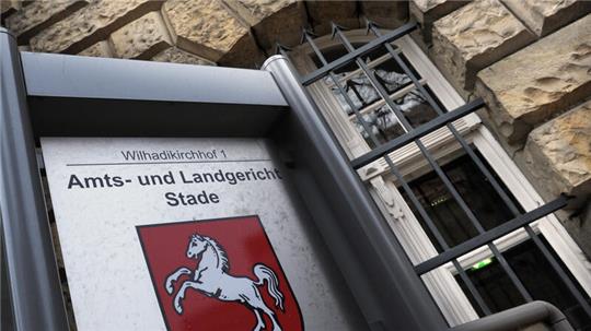 Ein eskalierter Familienstreit brachte Vater und Sohn vor die 3. Große Strafkammer des Landgerichts Stade. Foto: Christian Hager/dpa