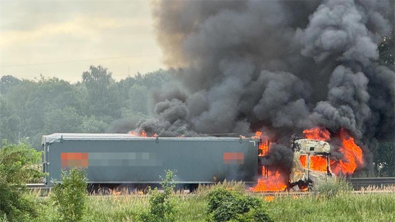 Nach Lkw-Brand auf A1: Sperrung zwischen Harburg und Maschener Kreuz dauert an Ein explodierender Reifen war der Auslöser des Feuers.