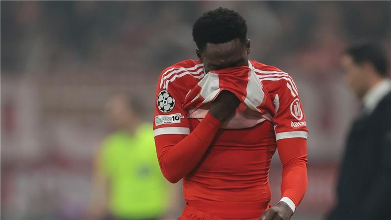Ein frustrierter Alphonso Davies nach seiner nächsten Muskelverletzung in Bergamo.