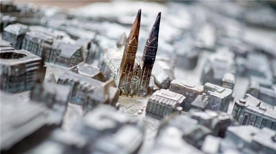 Ein für blinde Besucher gefertigtes Modell der Innenstadt von Bremen steht auf dem Marktplatz nahe der Bremer Bürgerschaft.