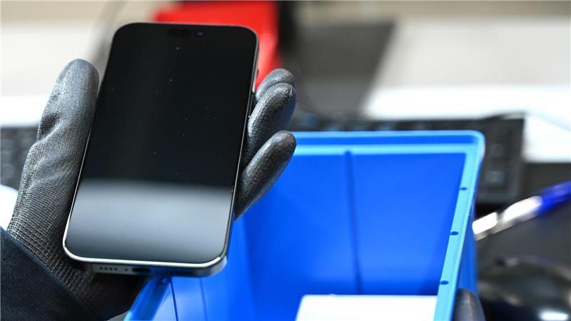 Ein gebrauchtes Smartphone wird generalüberholt und für den Wiederverkauf flottgemacht. (Symbolbild)