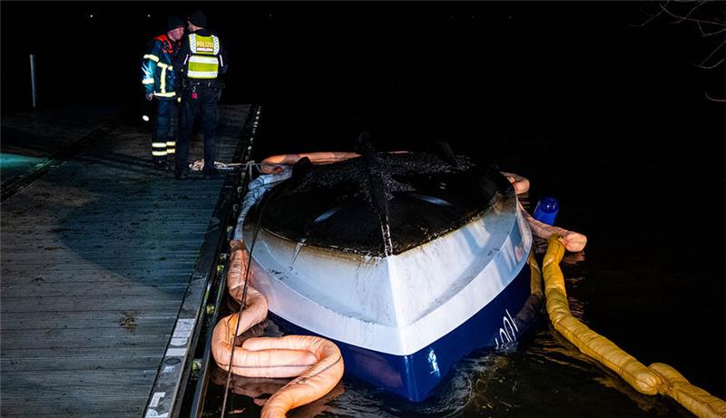 Vier Verletzte bei Bootsunfall in Hamburg Ein gekentertes Motorboot liegt im Stadtteil Allermöhe auf der Dove Elbe an einem Steg. Bei einem Bootsunfall auf einem Nebenarm der Elbe in Hamburg-Allermöhe sind vier Menschen verletzt worden. Foto: Daniel Bockwoldt/dpa