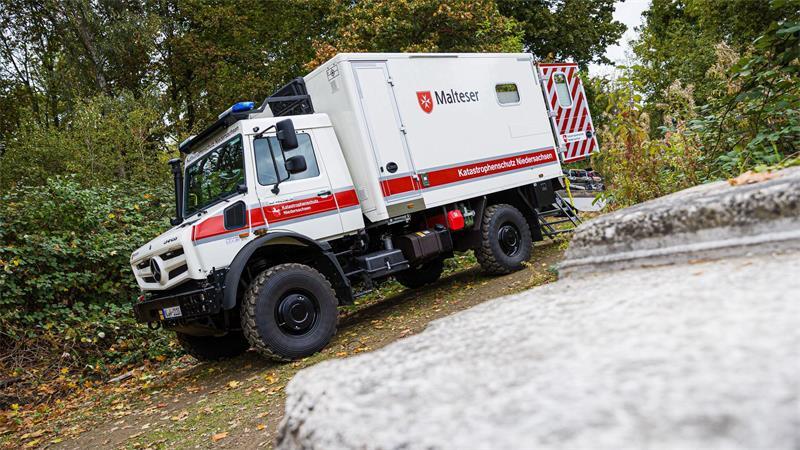 Im Ernstfall spricht die Drohne: „Ich bleibe bei dir“ Ein geländegängiger Rettungswagen kann auch bei einer Katastrophe im Stadtgebiet zum Einsatz kommen.