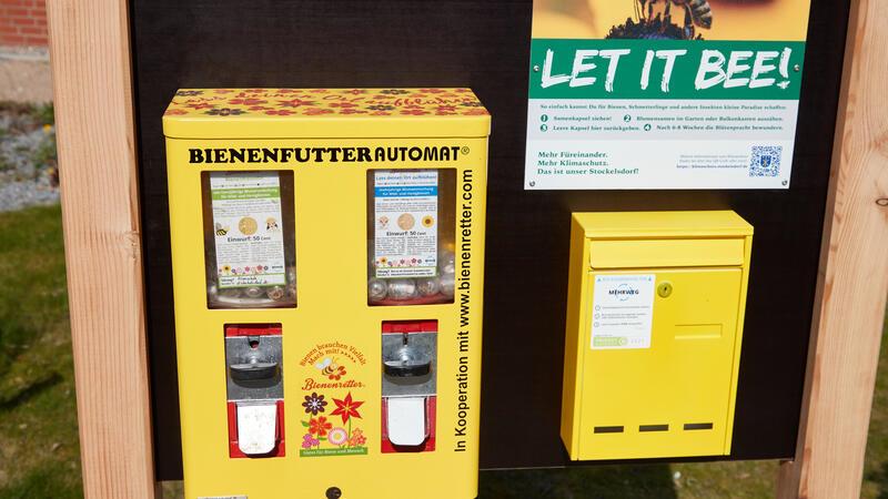 Ein gelber Bienenfutter-Automat in Dollern spuckt Saatgut aus Ein gelber Automat mit der Aufschrift "Bienenfutter" (Symbolbild).