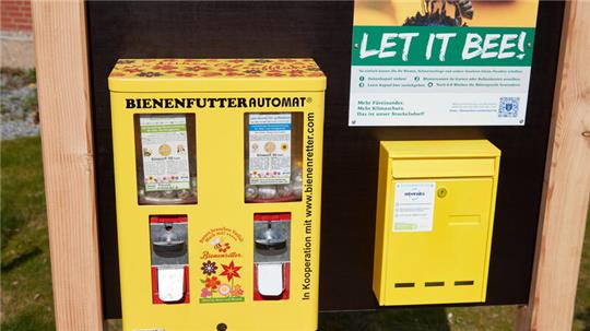 Ein gelber Automat mit der Aufschrift "Bienenfutter" (Symbolbild).