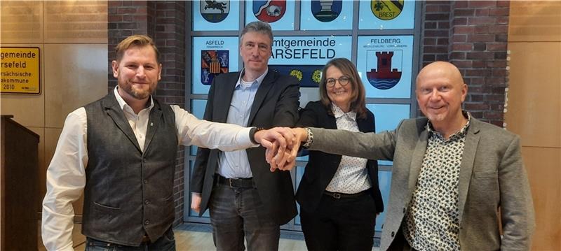 2,3 Millionen Euro für die Stader Geest: Das planen die Kommunen Ein gemeinsames Budget für alle Ideen: Gnarrenburgs Bürgermeister Marc Breitenfeld, Geestequelle-Samtgemeindebürgermeister Stephan Meyer, Harsefelds Samtgemeindebürgermeisterin Ute Kück und Bremervördes Bürgermeister Michael Hannebacher (vo