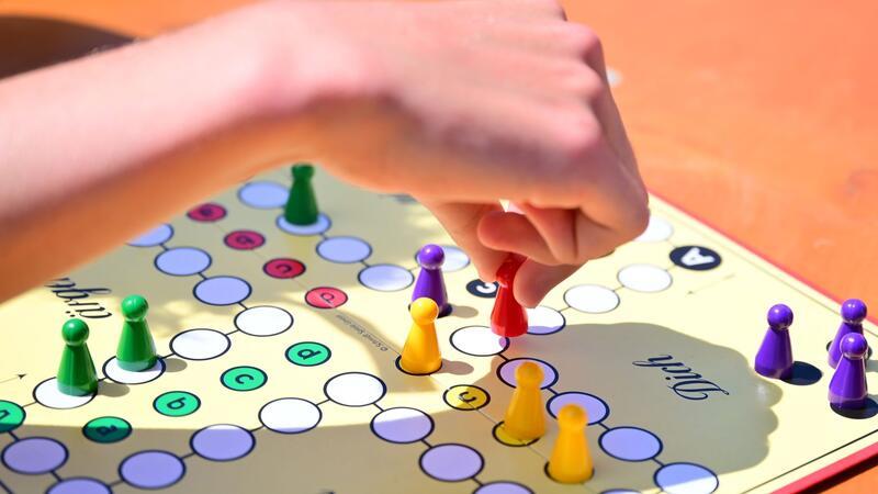 110 Jahre „Mensch ärgere dich nicht“ Ein generationsübergreifendes Spiel mit einfachen Regeln: „Mensch ärgere dich nicht“.