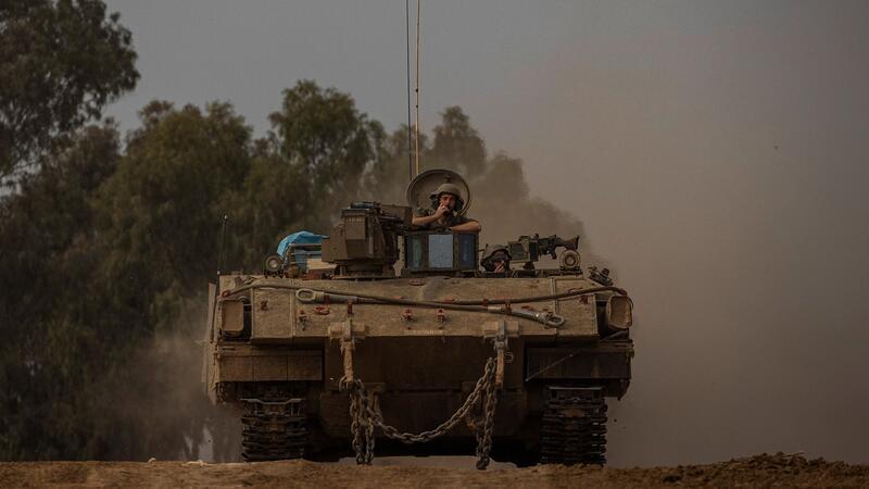 Antisemitismusbeauftragter: Kein Waffenembargo gegen Israel Ein gepanzerter Mannschaftstransportwagen der israelischen Armee: Felix Klein „möchte sehr dafür plädieren, dass weiter Waffen geliefert werden an Israel“.
