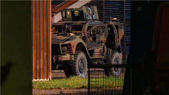 Ein gepanzertes Bundeswehrfahrzeug steht in der Nähe des Einsatzortes.