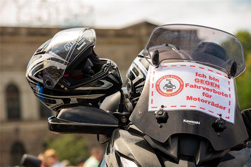 Ein geparktes Motorrad mit einem kleinen Banner mit der Aufschrift «Biker for Freedom Ich bin GEGEN Fahrverbote für Motorräder». Foto: Daniel Schäfer/dpa-Zentralbild/dpa