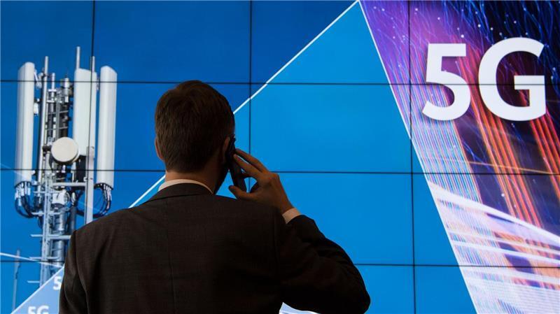 Ein geradezu historisches Bild aus dem Jahr 2019 - ein Mann bei der Frequenzauktion der Bundesnetzagentur.