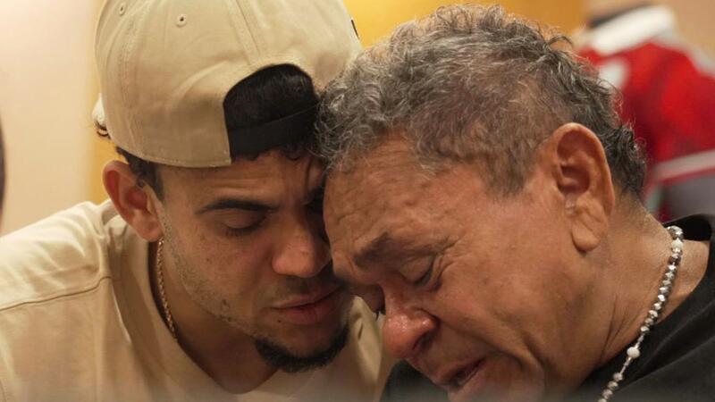 FC Liverpool-Profi Díaz trifft Vater nach Entführung wieder Ein gerührter Luis Díaz (l.) mit seinem Vater Luis Manuel nach dessen Freilassung.