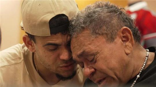 Ein gerührter Luis Díaz (l.) mit seinem Vater Luis Manuel nach dessen Freilassung.