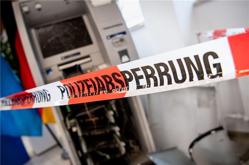 Geldautomat in Hamburg-Lurup gesprengt – Mehrtägige Polizeikontrollen in Deutschland enden Ein gesprengter Geldautomat ist hinter einem Flatterband mit der Aufschrift «Polizeiabsperrung» zu sehen.
