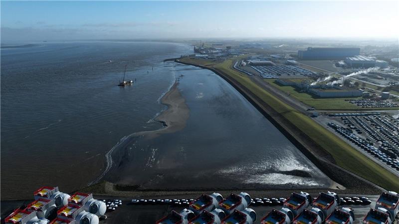 Ein gestrandetes Schiff vor Cuxhaven wird geborgen. (Archivbild)