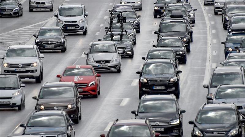 Ein gewohntes Bild: Stau zu Stoßzeiten rund um den Elbtunnel.