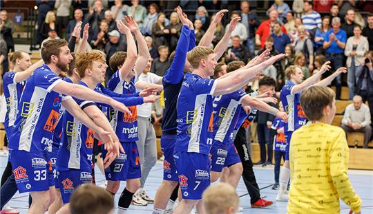 Ein gewohntes Bild aus der vergangenen Saison: Der VfL Fredenbeck jubelt mit seinen Fans. Foto: Jörg Struwe/Picselweb