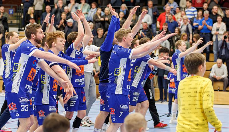 VfL Fredenbeck weiter auf Aufstiegskurs Ein gewohntes Bild aus der vergangenen Saison: Der VfL Fredenbeck jubelt mit seinen Fans. Foto: Jörg Struwe/Picselweb