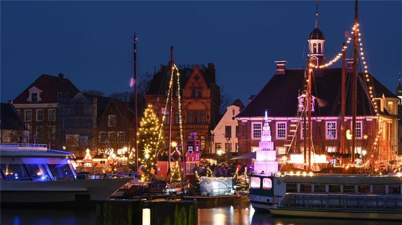 Ein gläserner Weihnachtsbaum auf einem Weihnachtsmarkt in Leer ist ein besonderer Hingucker. (Archivfoto) 