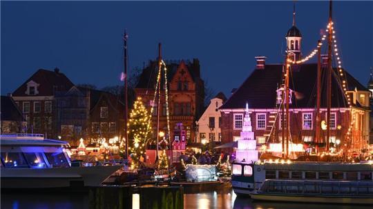 Ein gläserner Weihnachtsbaum auf einem Weihnachtsmarkt in Leer ist ein besonderer Hingucker. (Archivfoto) 