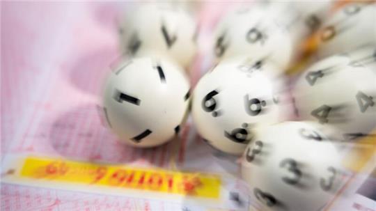 Ein glücklicher Lotto-Gewinner aus dem Landkreis Osnabrück wird Millionär - dank sechs Richtiger. (Symbolbild)