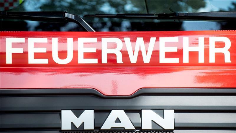 Ein größeres Feuer in Dransfeld hat mehrere Ortsfeuerwehren auf den Plan gerufen. (Symbolbild)