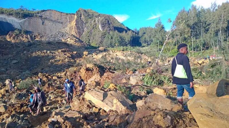 Nach Erdrutsch in Papua-Neuguinea läuft Hilfe schleppend an Ein großer Erdrutsch hat das Dorf Kaokalam unter sich begraben.