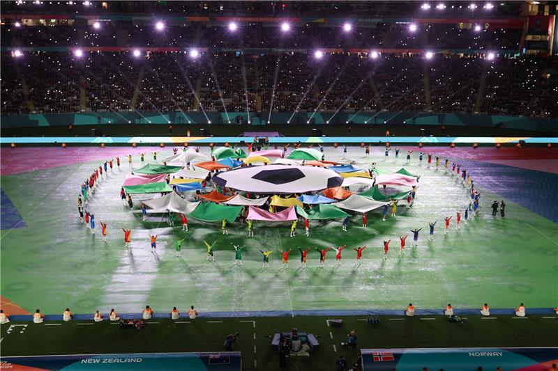 Ein großer Fußball wird anlässlich der Eröffnungszeremonie vor dem Spiel hochgehalten. Foto: Bai Xuefei/XinHua/dpa