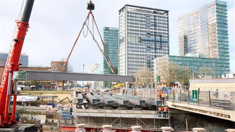 Brücke wird erneuert: Zwei wichtige Verkehrsadern in Hamburg gesperrt Ein großer Lastenkran hebt tonnenschwere Stahlträger zur Erneuerung der Berlinertordammbrücke über der Straße Bürgerweide und den Bahngleisen ein.