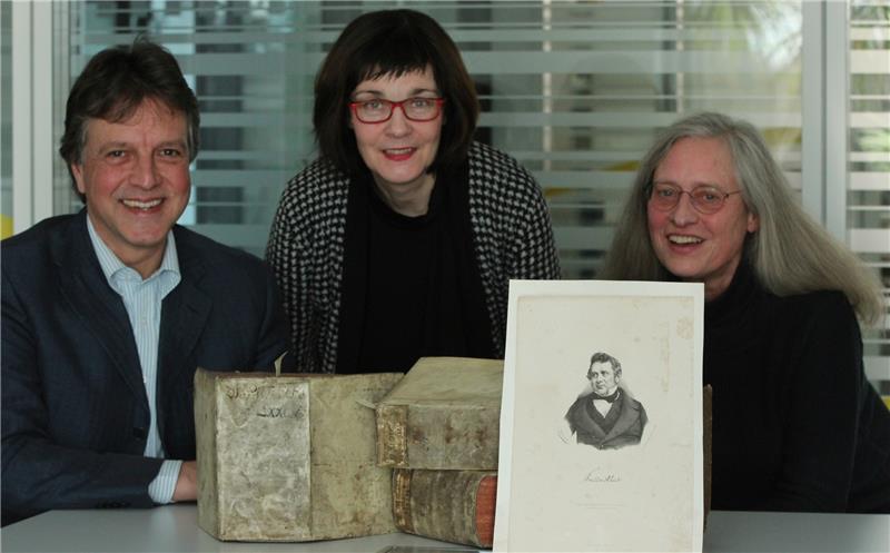 Ein großer Politiker und Demokrat und seine Bücherschätze rückt das Staatsarchiv zum Tag der Archive in den Mittelpunkt: (von links) Dr. Thomas Bardelle, Dr. Gudrun Fiedler und Dr. Beate Fiedler. Foto Klempow