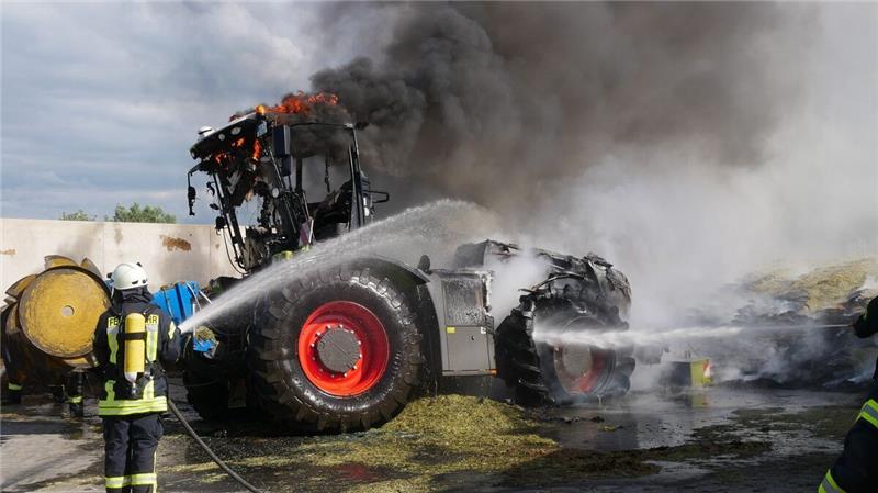 Ein großer Trecker ist am Dienstagnachmittag in Oberndorf vollständig ausgebrannt. Foto: Lange