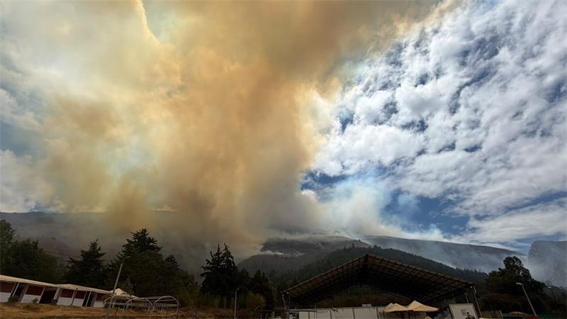 Ein großer Waldbrand hat sich nahe dem Touristenort ausgebreitet.
