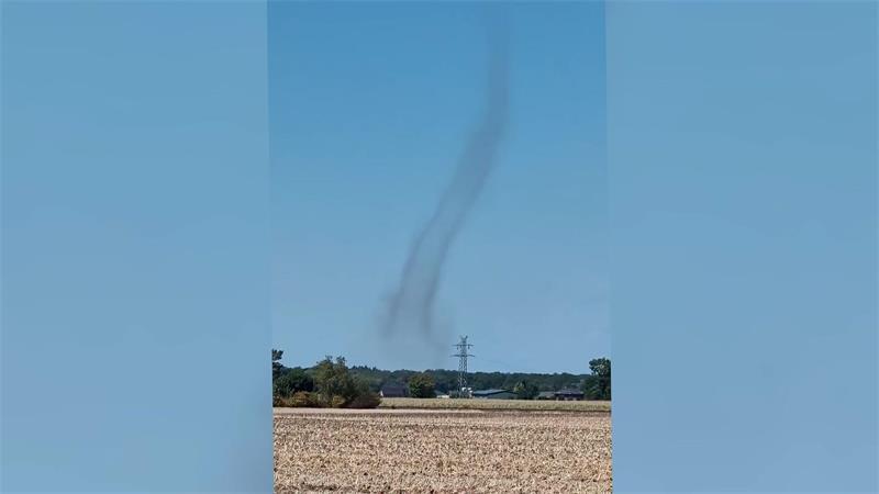 Ein großer Wirbel über einem Feld im Landkreis Vechta hat am Montag auf den ersten Blick an einen Tornado erinnert. (Handout)