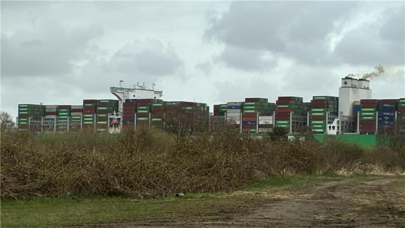 Ein großes Containerschiff auf dem Weg in Richtung Nordsee.