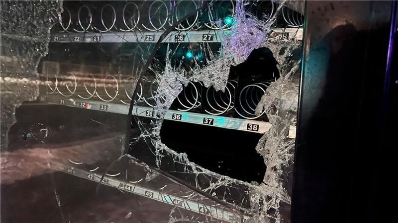 Ein großes Loch prangt in der Glasscheibe des Stader Snackautomaten, der Rest der Scheibe ist zersplittert.