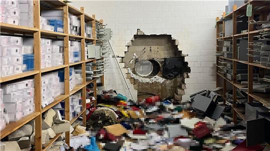 Ein großes Loch ist in der Wand zum Tresorraum der Sparkasse zu sehen. (Archivbild)
