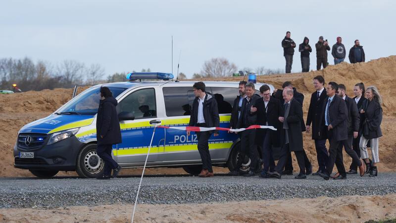 Ein großes Polizeiaufgebot sicherte den Besuch der Politprominenz in Dithmarschen.
