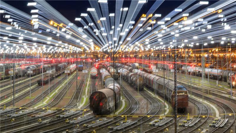 Bahnchefin treibt Umbau voran - Trendwende bleibt noch aus Ein großes Sorgenkind: die Bahn-Güterverkehrssparte DB Cargo. (Archivbild)