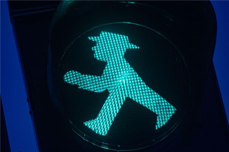 Ein grünes Ampelmännchen - ein Teil der DDR leuchtet weiter.