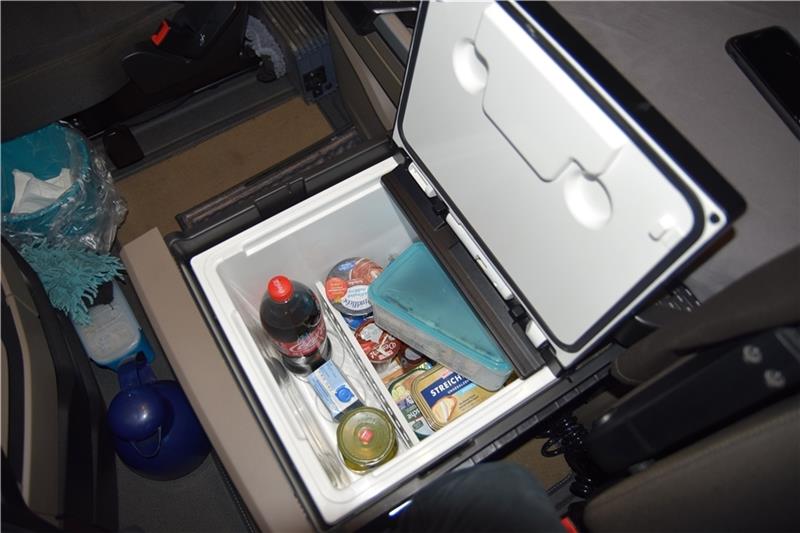 Ein gut 25 Liter fassender Kühlschrank lässt sich unter dem Bett herausziehen.