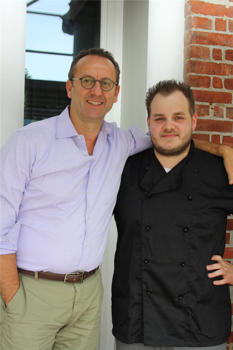 Ein gut eingespieltes Team, das bei seinen Gästen mit regionalen Gerichten mit italienischem Einschlag punktet: Claudio Spinsanti, Inhaber des Hollenstedter Hofs, und sein Küchenchef Niklas Ehlert.