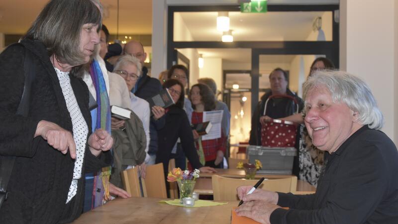 Büstenhalter und Michael Schulte: Was Peter Urban in Buxtehude verrät Ein gut gelaunter Peter Urban signiert am Ende der Lesung sein Buch für die zahlreichen Fans.