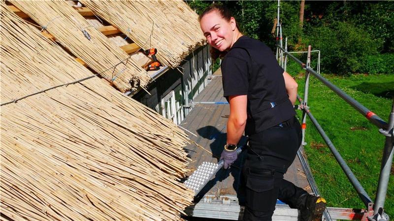 Laura Ehlert ist Reetdachdeckerin – und will Meisterin werden Ein gutes Gleichgewichtsgefühl ist auf dem Dach angesagt. Aber vor allem sollte man schwindelfrei sein, weiß Laura Ehlert.