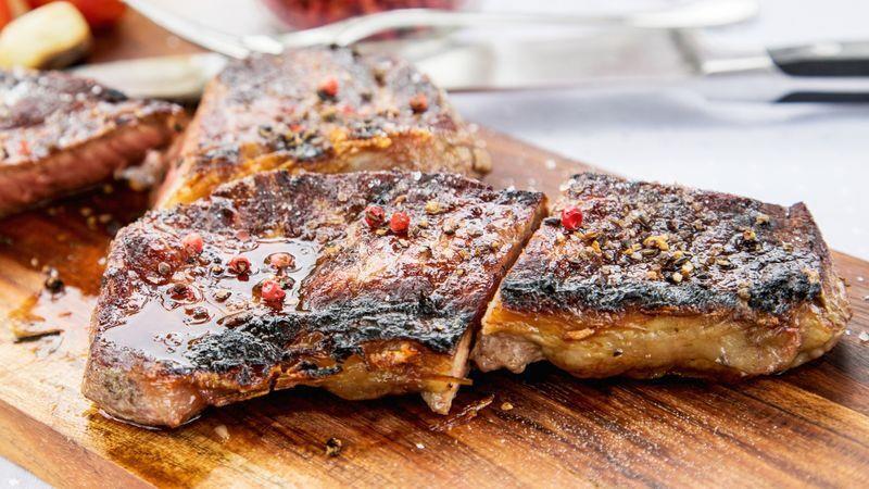 Ein gutes Stück Grillfleisch. Lecker. Foto: Christin Klose/dpa