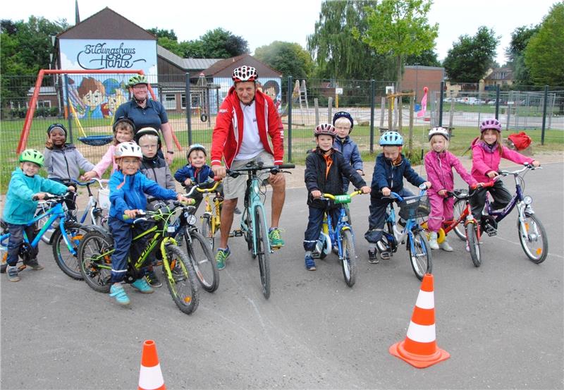 Ein gutes Team: Fahrradtrainer Heino Grewe-Ibert trainiert mit Kindern in Hahle Fahrradfahren. Foto Stief