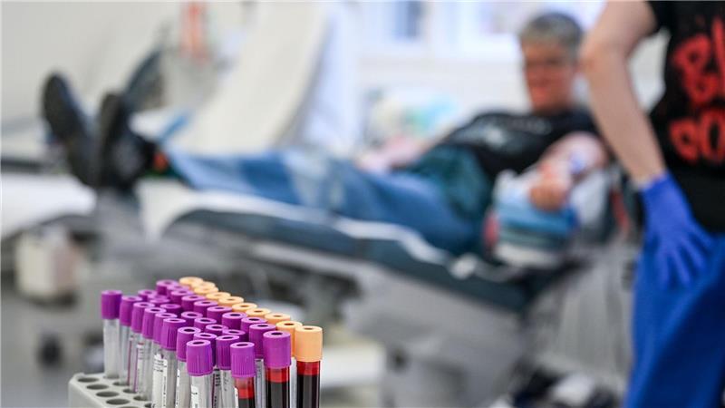 Ein halber Liter Blut wird bei der Spende abgenommen. (Symbolbild)