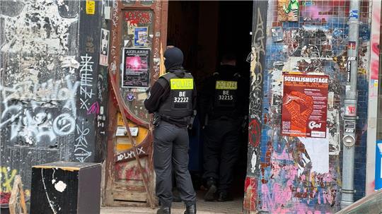 Ein halbes Jahr nach dem Anschlag auf Stromleitungen zum Techpark Adlershof durchsucht die Polizei Wohnungen in mehreren Bundesländern. (Archivbild)